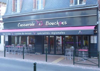 Agencement et équipement en mobilier restaurant `a Cabourg (14 - Calvados en Normandie) (fauteuils, tables et banquettes non fournies par BÔ)