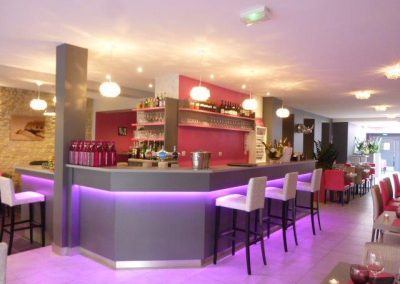 agencement comptoir-bar restaurant à Cabourg (fauteuils, tables et banquettes non fournies par BÔ)