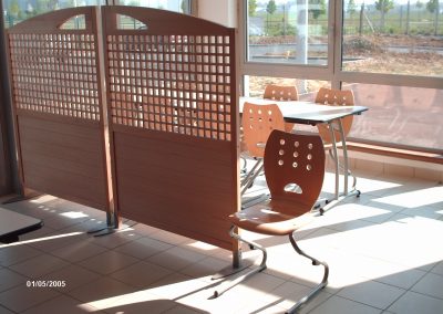 Tables et chaises de cafétéria restaurant à Evreux (Eure et Loir) en Normandie