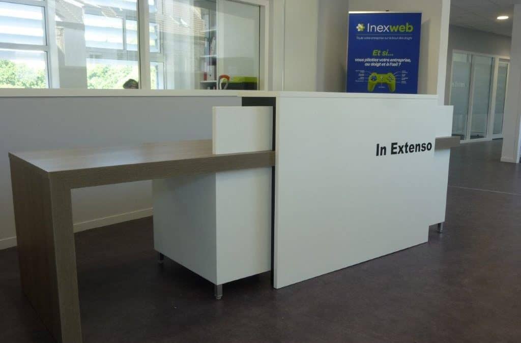 Mobilier de bureau & comptoir d’accueil sur mesure – Agence In Extenso à Cherbourg