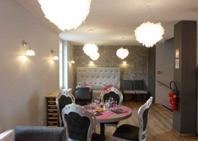 Agencement de la salle d'un restaurant à Ouistreham (Caen la mer) dans le Calvados - 14 (chaises, fauteuils, tables et banquettes non fournies par BÔ_)