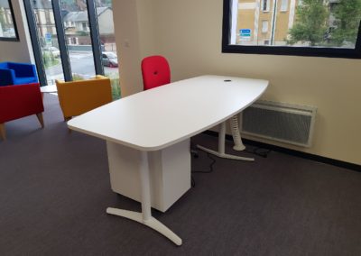 mobilier de bureau, bureau blanc, sièges et fauteuils en couleur