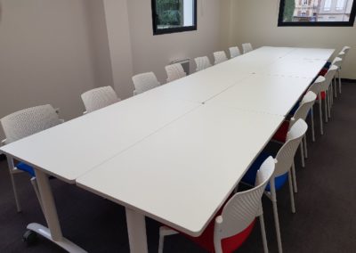 table blanche et chaises pour la salle de réunion