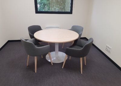 table ronde de réunion et fauteuils