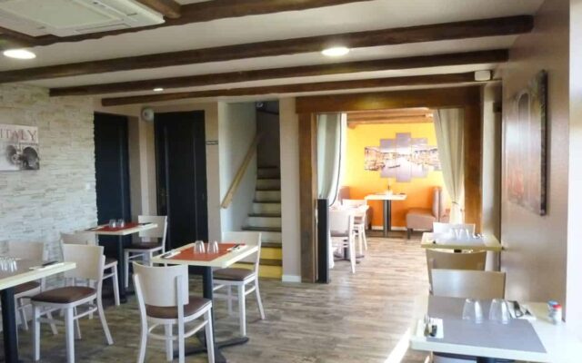 Mobilier restauration pour une pizzéria dans la Manche en Normandie