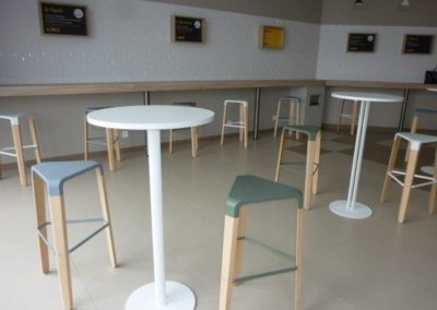 aménagement d'une caféteria à Cherbourg (Manche-50) en Normandie - Tables & chaises hautes