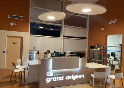 Agencement et mobilier du hall d’accueil de la Clinique du Grand Avignon en Provence-Alpes-Côte d’Azur