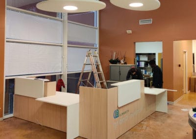 Agencement et mobilier du hall d’accueil de la Clinique du Grand Avignon en Provence-Alpes-Côte d’Azur