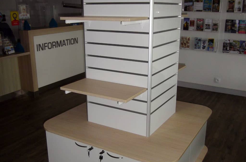 Création & installation de présentoirs pour vêtements et accessoires dans boutique de l’office du tourisme à Isigny-sur-Mer (Calvados)