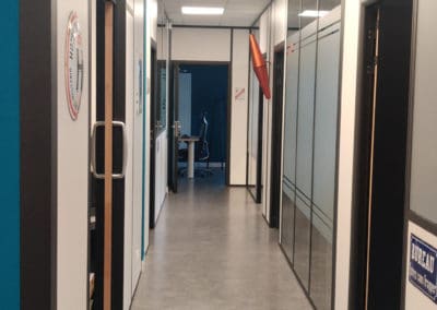 Installation de cloisons modulaires et de portes en stratifié et à galandage pour un cabinet d’avocat à Caen en Normandie - Bô Agencement