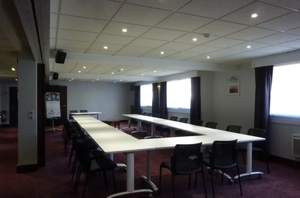 Réalisation de mobilier polyvalent pour une salle de réunion & formation dans un hôtel au Mont-Saint-Michel