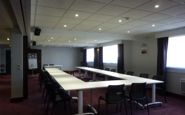 Réalisation de mobilier polyvalent pour une salle de réunion & formation dans un hôtel au Mont-Saint-Michel