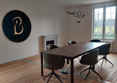 aménagement et équipement en mobilier de bureau pour une salle de réunion près de Deauville