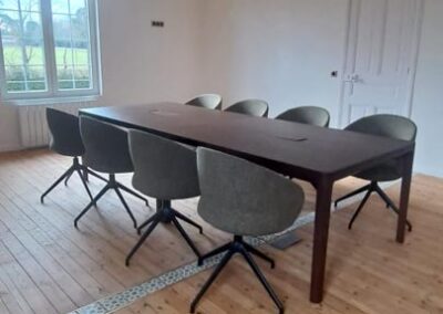 aménagement et équipement en mobilier de bureau pour une salle de réunion près de Deauville