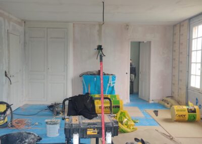 Avant les travaux d'aménagement et équipement en mobilier de bureau pour une salle de réunion près de Deauville