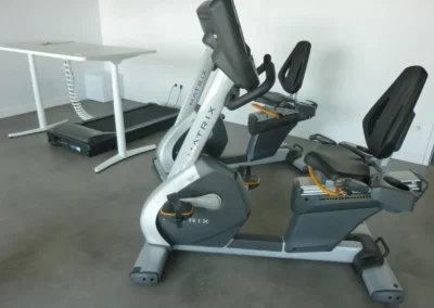 Aménagement d'un poste de travail avec du mobilier ergonomique et dynamique