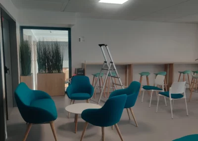 Aménagement intérieur d'une salle de détente pour le personnel au centre aquatique Olympique, métropole du Grand Paris
