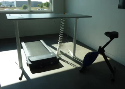 Équipement d'un poste de travail avec du mobilier ergonomique et dynamique