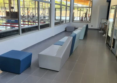Aménagement d'un espace d'accueil au bord d'une piscine pour un centre aquatique
