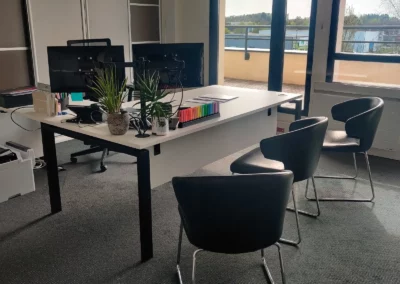 Aménagement intérieur d'un cabinet avec du mobilier de bureau