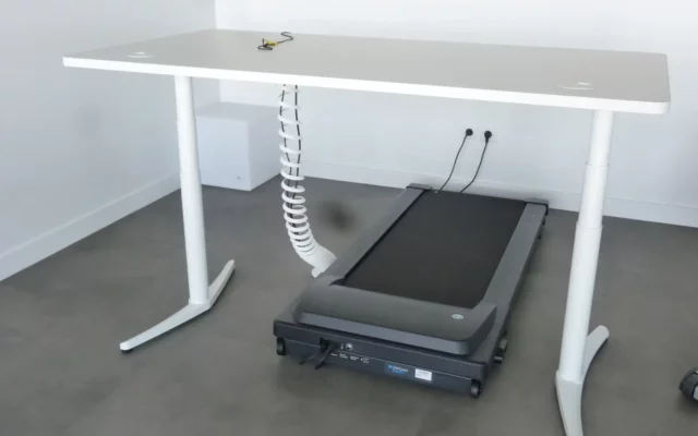 Aménagement & équipement en mobilier de postes de travail ergonomique réglables en hauteur