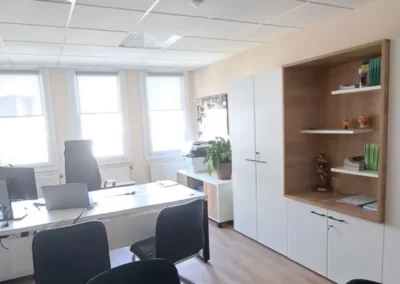 Espace de travail de la DG Soficom à Caen : bureau principal, caissons de rangement