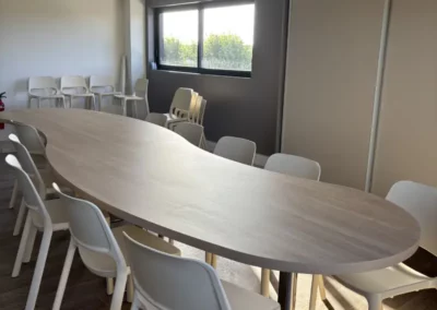 table de réunion "vague" sur-mesure à verson