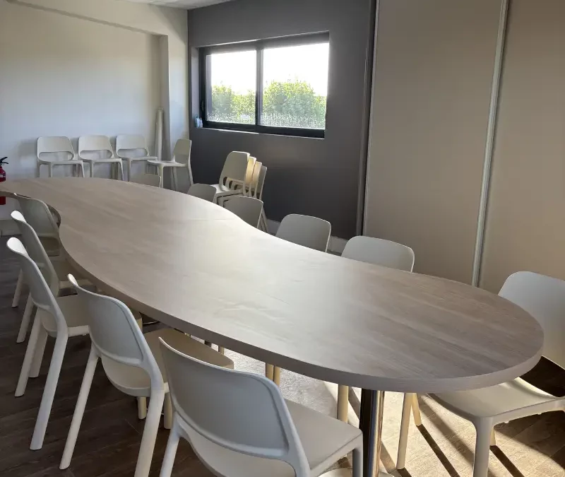 Vestiaires et mobilier de salle de réunion pour TMC à Verson