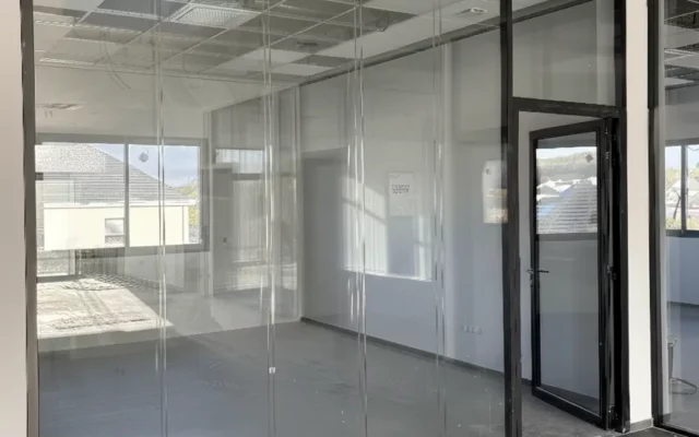 Installation de cloisons modulaires double vitrage grande hauteur en Normandie