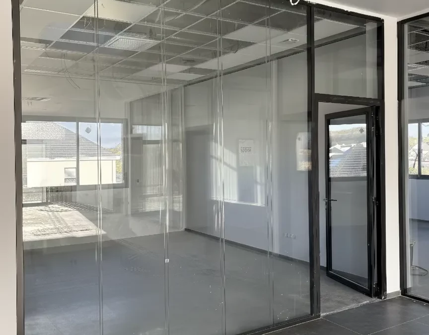 Installation de cloisons modulaires double vitrage grande hauteur en Normandie