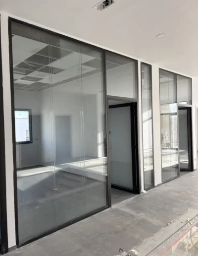 Cloisons modulaires double vitrage grande hauteur en Normandie