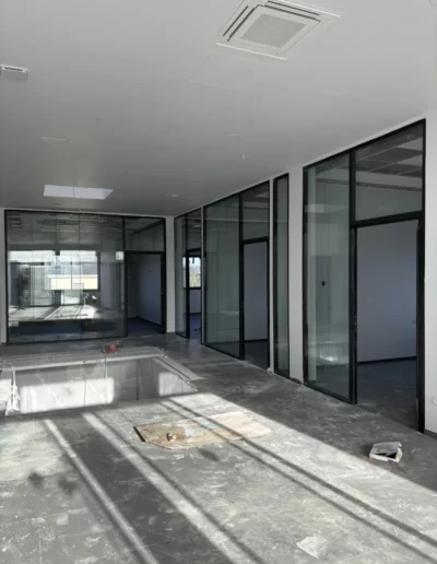 Cloisons modulaires double vitrage grande hauteur en Normandie