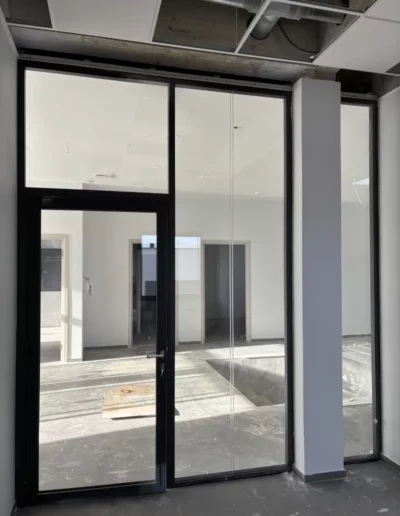 Installation de cloisons modulaires double vitrage grande hauteur en Normandie