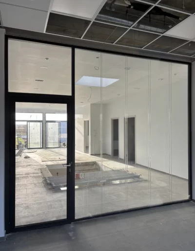 Installation de cloisons modulaires double vitrage grande hauteur en Normandie