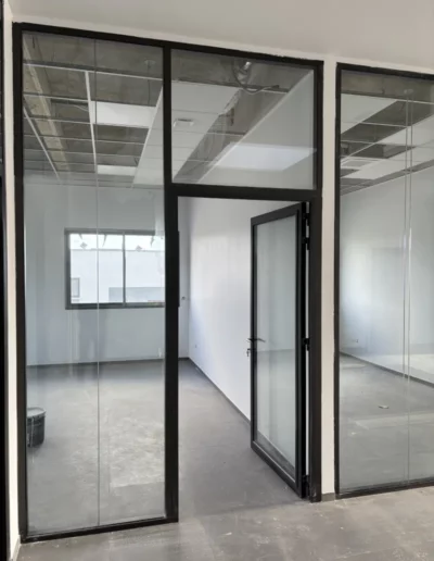 Installation de cloisons modulaires double vitrage grande hauteur en Normandie