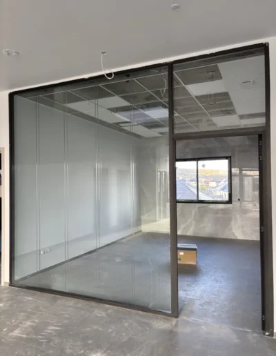 Installation de cloisons modulaires double vitrage grande hauteur en Normandie