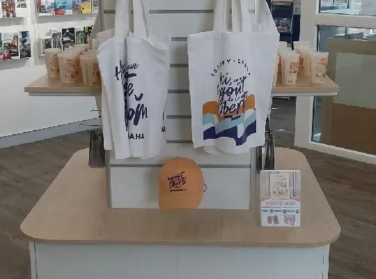 Mobilier d’accueil et de présentations de vêtements à Isigny