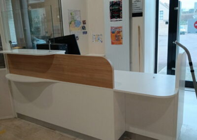 Comptoir, banque d'accueil adapté PMR pour la Mairie d'Ifs