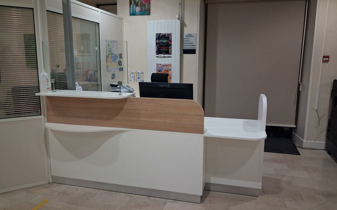 Comptoir banque d&rsquo;accueil adapté PMR pour la Mairie d&rsquo;Ifs près de Caen