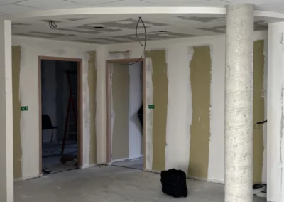 Avant la pose d'un banque d'accueil PMR pour une résidence de seniors à Coutances (Manche - 50)