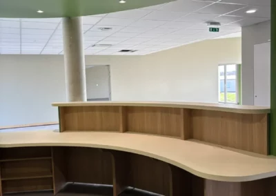 fabrication d'un banque d'accueil PMR sur-mesure pour une résidence de seniors à Coutances (Manche - 50)