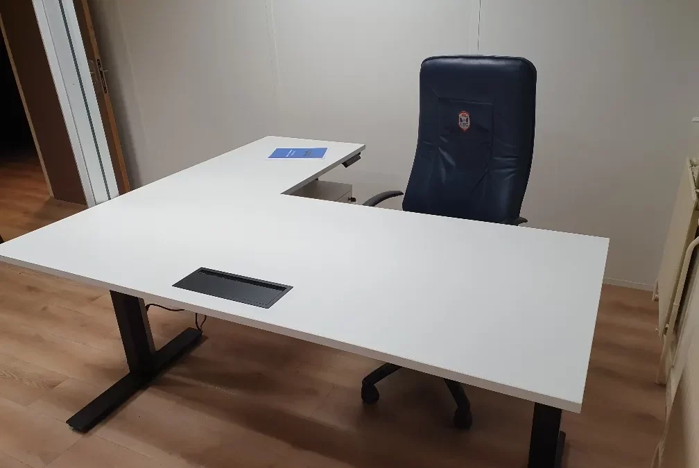 Équipement d&rsquo;un bureau électrique réglable en hauteur à Caen pour Soficom Walter France
