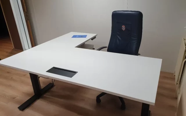 Équipement d&rsquo;un bureau électrique réglable en hauteur à Caen pour Soficom Walter France