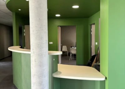 comptoir d'accueil PMR sur-mesure pour une résidence de seniors à Coutances (Manche - 50)