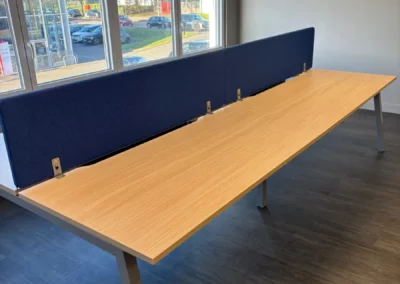 équipement mobilier de bureau collaborateur pour un open space avec des panneaux acoustiques à Caen