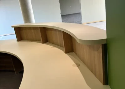 Equipement d'un banque d'accueil PMR pour une résidence de seniors à Coutances (Manche - 50)