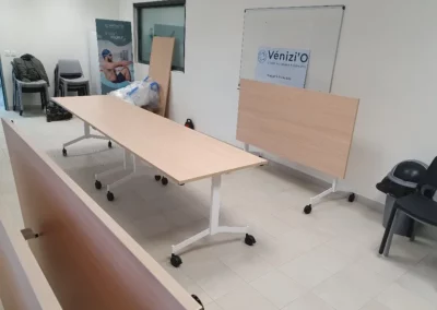 équipement de tables modulaires pliantes et basculantes sur roulettes et de chaises en polypropylène monobloc 100% recyclé, robustes, faciles d’entretien en Pays de la Loire pour un centre aquatique.