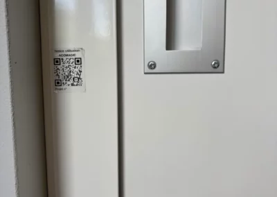 Equipement d'un mur et cloison mobile acoustique 41 dB pour salle de réunion dans un bureau à Caen (focus système d'ouverture)