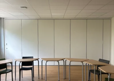 Equipement d'un mur et cloison mobile acoustique 41 dB pour salle de réunion dans un bureau à Caen
