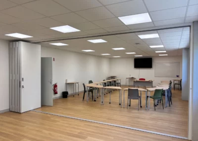 Equipement d'un mur et cloison mobile acoustique 41 dB pour salle de réunion dans un bureau à Caen (Vue mur ouvert)